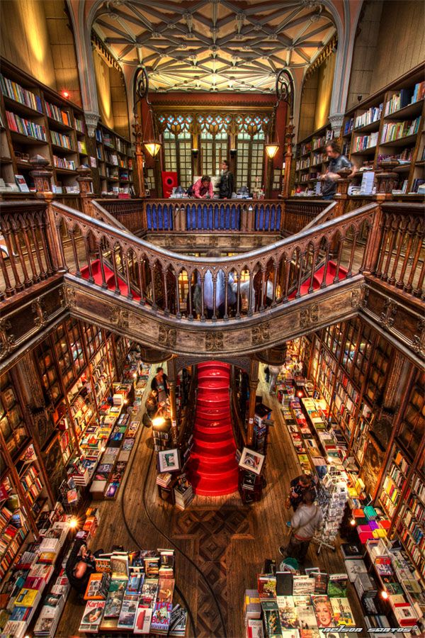 Локация для фото-прогулки в Порту: Livraria Lello